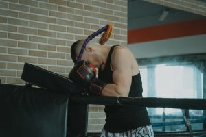 Boxeador treinando antes de fazer exame de antidoping
